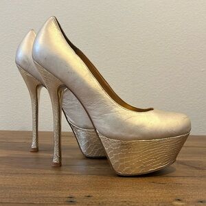 Bebe gold pump platform size 8